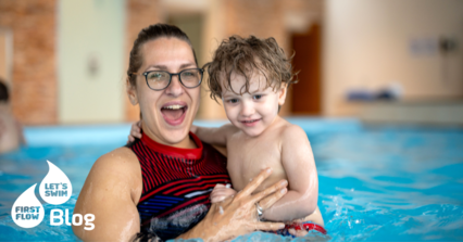 Mama und Sohn beim Babyschwimmen im Wasser, spielerisch und fröhlich im First Flow Kurs.