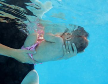 Baby Mutter unter Wasser