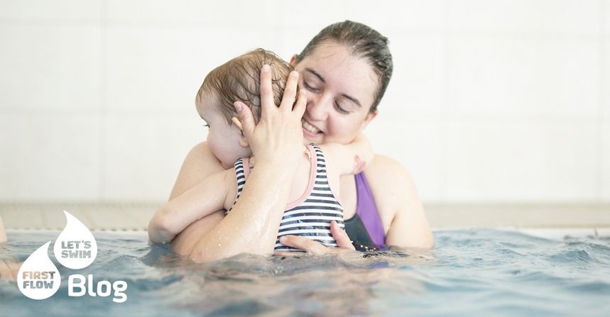 Mutter hält ihr Baby eng im Arm beim First Flow Babyschwimmkurs in der Schweiz