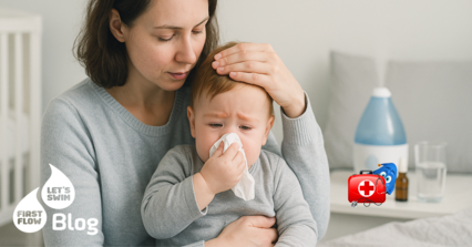 Mama hält ihr Kleinkind beim Naseputzen – Unterstützung und Hausmittel bei Erkältung für Babys und Kinder.