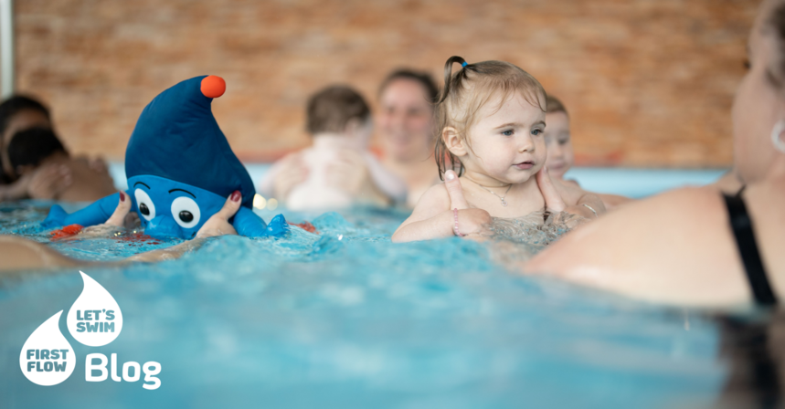 Kinder mit ihren Eltern im Wasser beim Babyschwimmkurs
