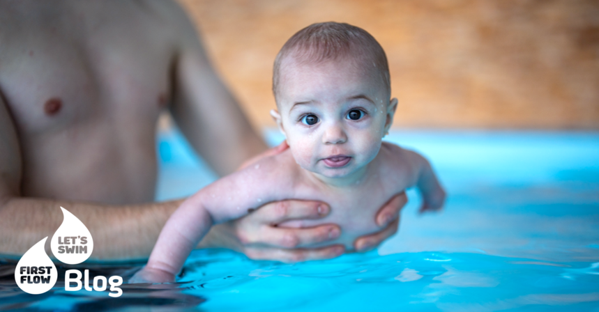 Papa mit seinem Sohn im Wasser beim Babyschwimmkurs