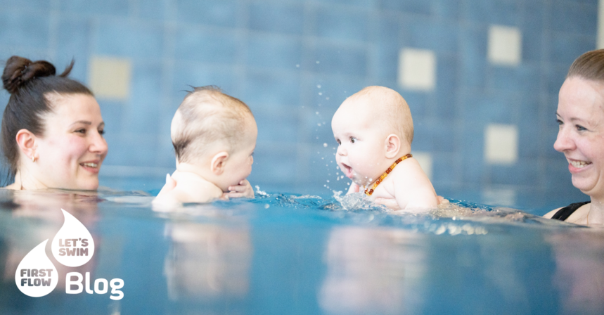 Zwei Babys im Wasser beim Babyschwimmkurs schauen sich an, begleitet von ihren Mamas – Tipps für einen gelungenen Spielgruppenstart.