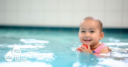 Baby im Wasser beim Babyschwimmen mit Eltern – erste Wassererfahrung ab 10 Wochen