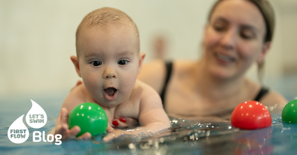 Baby erkundet beim Babyschwimmen spielerisch das Wasser und sammelt wertvolle Bewegungserfahrungen.