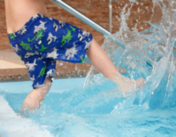 Kinder baden spritzen Wasser Pool