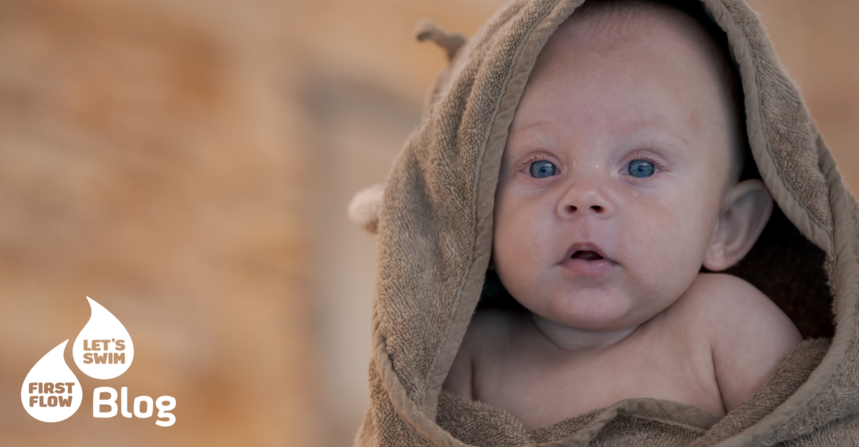 Baby im Handtuch eingewickelt