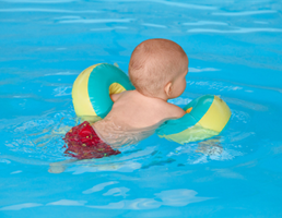 bébé dans l'eau nager avec brassards pool piscine